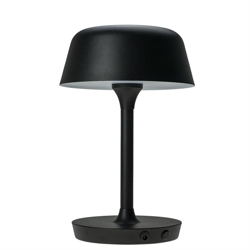 Schwarze Tischlampe mit rundem Schirm auf schlankem Mittelmast; steht auf einem flachen, runden Sockel, funktionales Tischdesign im modernen, minimalistischen Stil vor einem weißen, einheitlichen Hintergrund.