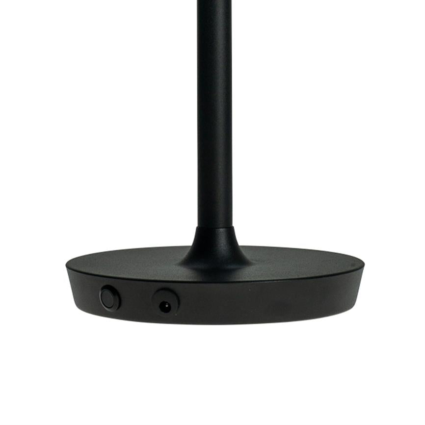 Lampensockel aus schwarzem Metall – ein vertikaler Stab, der in einem niedrigen runden Sockel montiert ist; Der Sockel verfügt über einen Druckknopf und einen runden Strom-/Adaptereingang, platziert vor einem einheitlichen weißen Hintergrund.