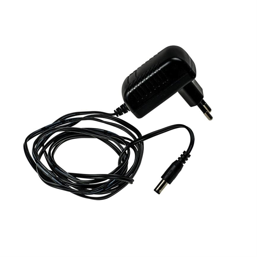 Ein schwarzer Netzadapter mit Eurostecker hat ein langes Spiralkabel, das in einem runden DC-Hohlstecker endet, vor einem sauberen weißen Hintergrund.