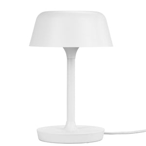 Eine weiße Tischlampe steht aufrecht, mit rundem Schirm und schlanker Säule, platziert auf einem flachen runden Sockel; Der Draht verläuft nach rechts vor weißem Hintergrund.