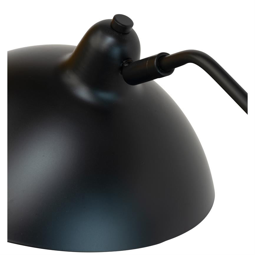 Sort metal lampekappe er vinklet, med buet arm fastgjort til toppen; mat overflade med let refleks; enkel, moderne lampe mod en ensfarvet hvid baggrund.