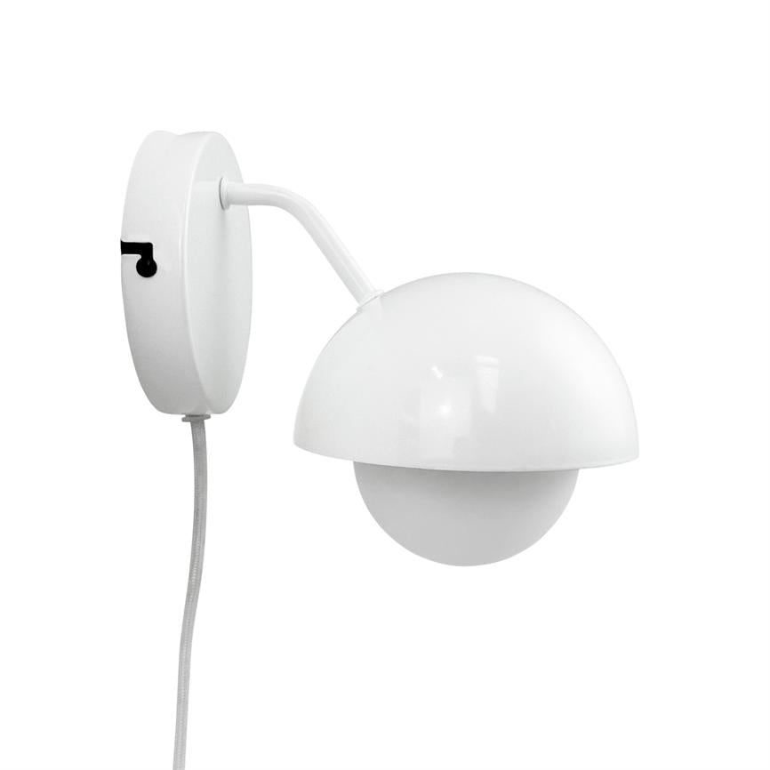 Weiße Wandleuchte mit halbkugelförmigem Schirm, der eine kugelförmige Glühbirne bedeckt; Armbögen aus einer ovalen Wandplatte und eine mit Stoff überzogene Kordel hängt nach links herab.