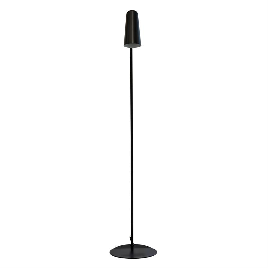 En slank, sort gulvlampe med konisk skærm og rund fod står lodret på en hvid baggrund, med en tynd, lige stang der forbinder skærm og base.