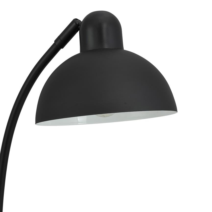 Schwarze Lampe mit rundem, schalenförmigem Schirm, der nach unten zeigt und die Glühbirne im Inneren zeigt; gebogener Arm aus Metall; minimalistisches Design vor neutralweißem Hintergrund.