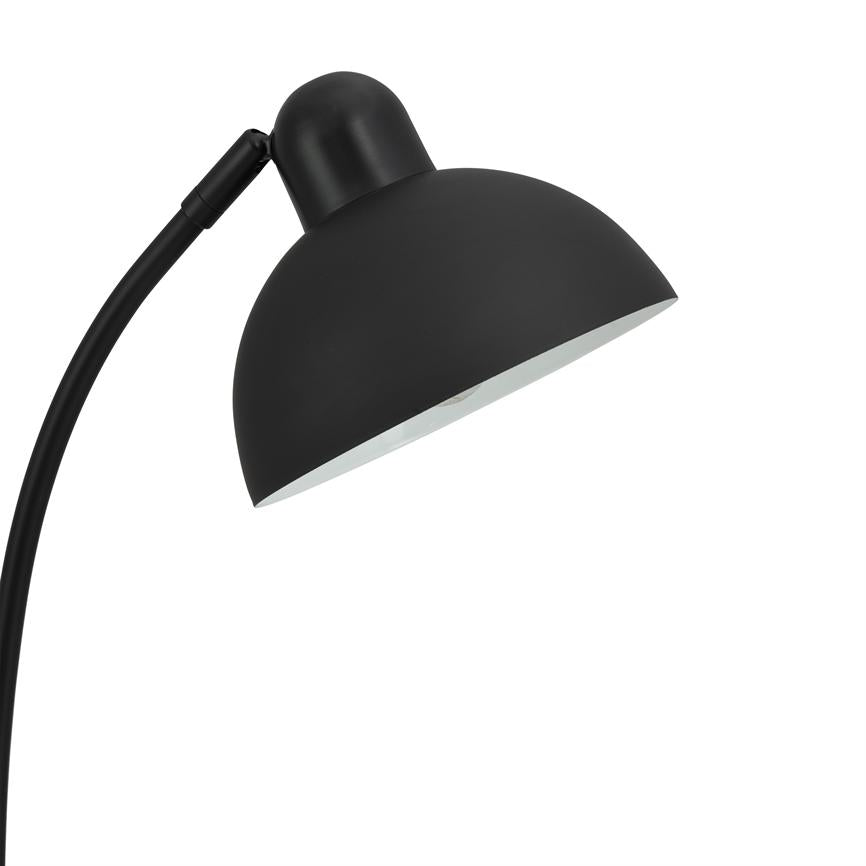 Eine schwarze Tischlampe mit halbkugelförmigem, nach unten geneigtem Schirm; der Arm ist gebogen und oben befestigt; einfacher, sauberer weißer Hintergrund ohne andere Objekte.