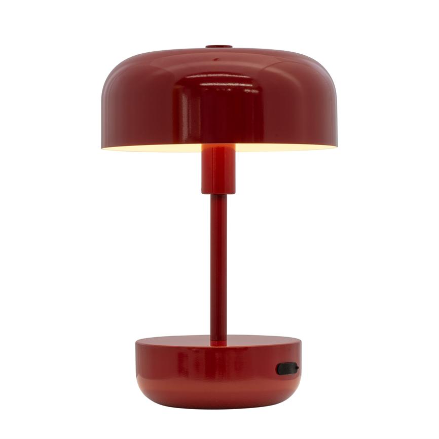 Tischleuchte in Rot, modernes Design; beleuchtet und wirft warmes, nach unten gerichtetes Licht; zylindrischer Stiel verbindet runden Sockel und gewölbten Schirm; vor einem neutralen, weißen Hintergrund platziert.