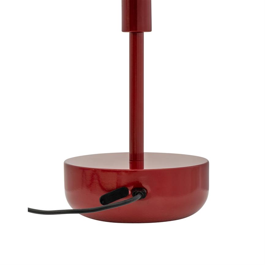 Roter Lampensockel mit vertikalem Stab; es verfügt über ein seitlich eingestecktes schwarzes Netzkabel und steht mittig auf einem einheitlich weißen Studiohintergrund.