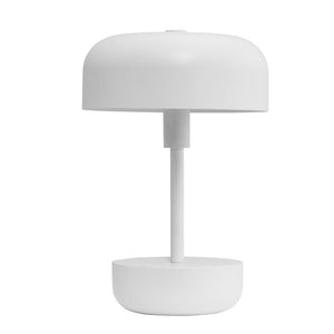 Weiße Tischleuchte steht auf rundem Sockel; Eine vertikale Stange verbindet die Basis mit einem halbkugelförmigen Bildschirm. Schlichtes, minimalistisches Design vor einem schlichten weißen Hintergrund.