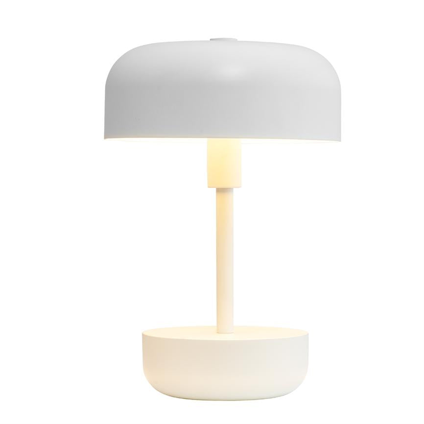 Eine weiße, minimalistische Tischlampe mit rundem Schirm und schalenförmigem Sockel strahlt weiches, warmes Licht vor einem neutralweißen Hintergrund aus.