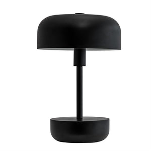 Schwarze Tischleuchte mit rundem, kuppelförmigen Schirm; Steht schlank auf einer dünnen Mittelstange über einem runden Sockel auf einfarbigem weißem Hintergrund, minimalistisches, modernes Design.