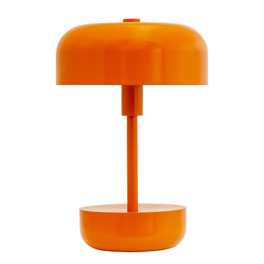 Eine orangefarbene Tischlampe steht; seine runde Kuppel ruht auf einer schmalen Stange über einem kompakten runden Fuß; minimalistisches Design, platziert vor einem einheitlichen weißen Hintergrund.