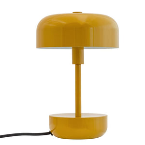 Gelbe Tischlampe mit rundem Kuppelschirm, dünnem Mittelstab und rundem Sockel; steht vor einem weißen Hintergrund mit einem schwarzen Netzkabel, das von der linken Seite verläuft.