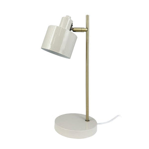 Weiße Tischlampe mit rundem Sockel und vertikalem Messingstab; Ein verstellbarer, geneigter weißer Bildschirm zeigt nach unten und steht vor einem weißen Hintergrund mit sichtbarem weißem Kabel.