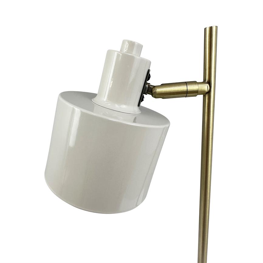 Weißer zylindrischer Lampenschirm, der an einem verstellbaren Scharnier kippbar ist und auf einer vertikalen Messingstange montiert ist; Der neutralweiße Hintergrund unterstreicht das minimalistische Design der Lampe.