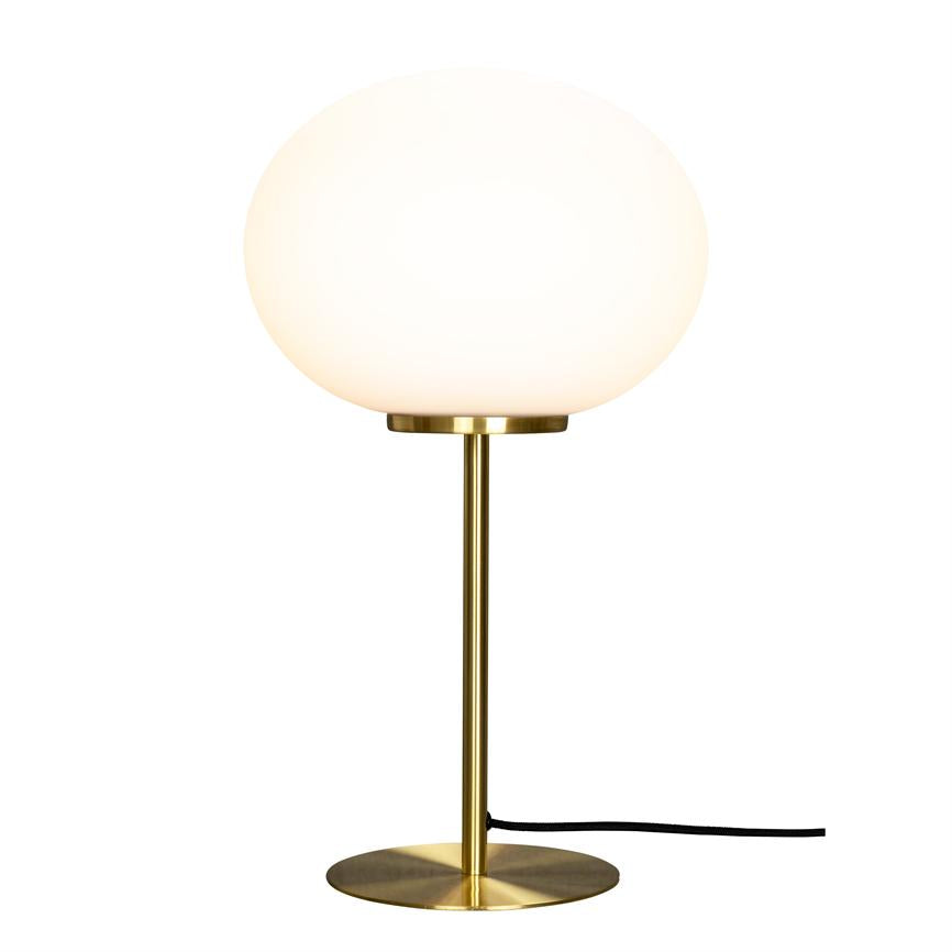 Tischleuchte mit opalem, rundem Schirm, der sanft leuchtet; Es ist auf einer schlanken Messingstange und einem runden Messingfuß montiert und verfügt über ein schwarzes Netzkabel vor einem neutralweißen Hintergrund.