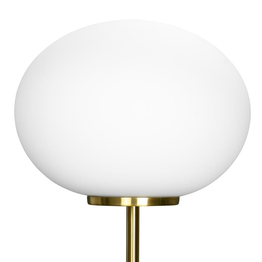 Der runde, weiße Lampendom ruht auf einem schlanken Messingstab mit kurzem Messingring; schlichte, moderne Lampe vor einem einheitlichen weißen Hintergrund.