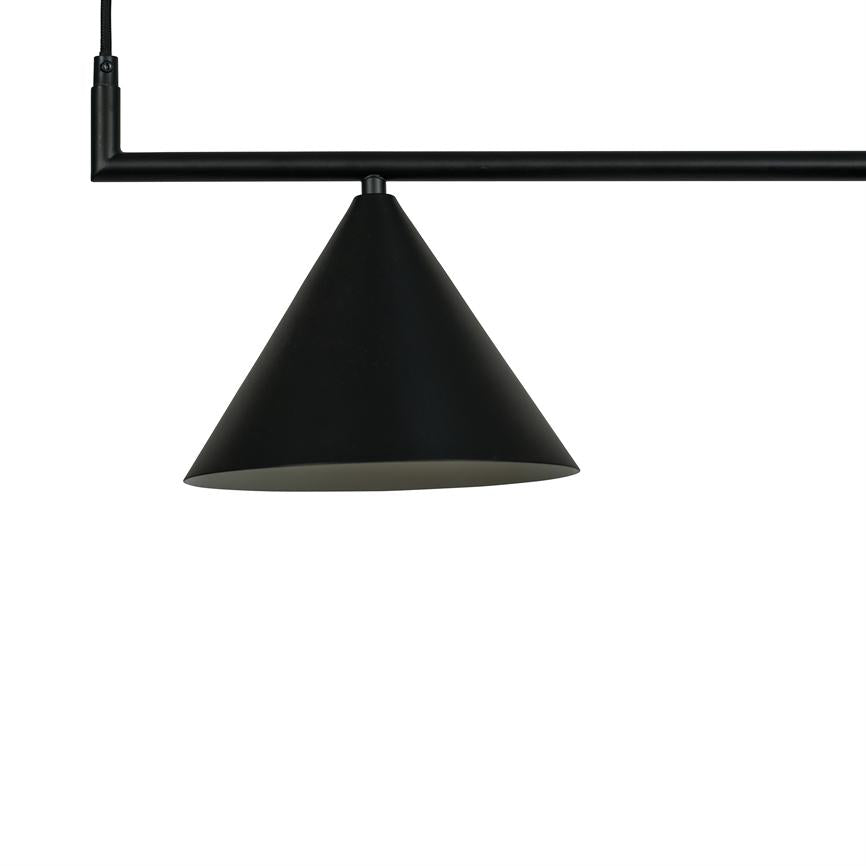 Schwarze konische Pendelleuchte hängt an einer horizontalen Metallstange; die Öffnung der Lampe zeigt nach unten; montiert auf einem dünnen, mit Stoff überzogenen Draht vor einem gleichmäßig weißen Hintergrund.