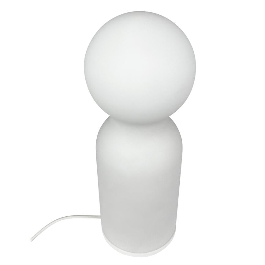 Minimalistisk hvid bordlampe formet som en figur: rund "hoved" oven på cylindrisk "krop", sluttet til en hvid ledning, stående mod en ensartet hvid baggrund.