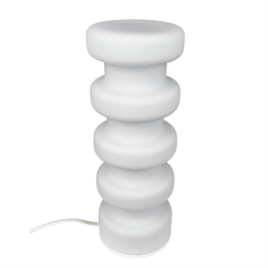 Hvid bordlampe står, består af fem buede ringe stablet lodret med mat overflade; en hvid ledning ligger ud til siden på neutral hvid baggrund.