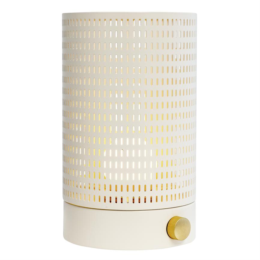 Zylindrische Tischleuchte spendet warmes, gelbes Licht durch eine weiße, perforierte Metallabdeckung; runde weiße Basis mit kleinem goldfarbenen Zifferblatt, abgebildet auf weißem Hintergrund.