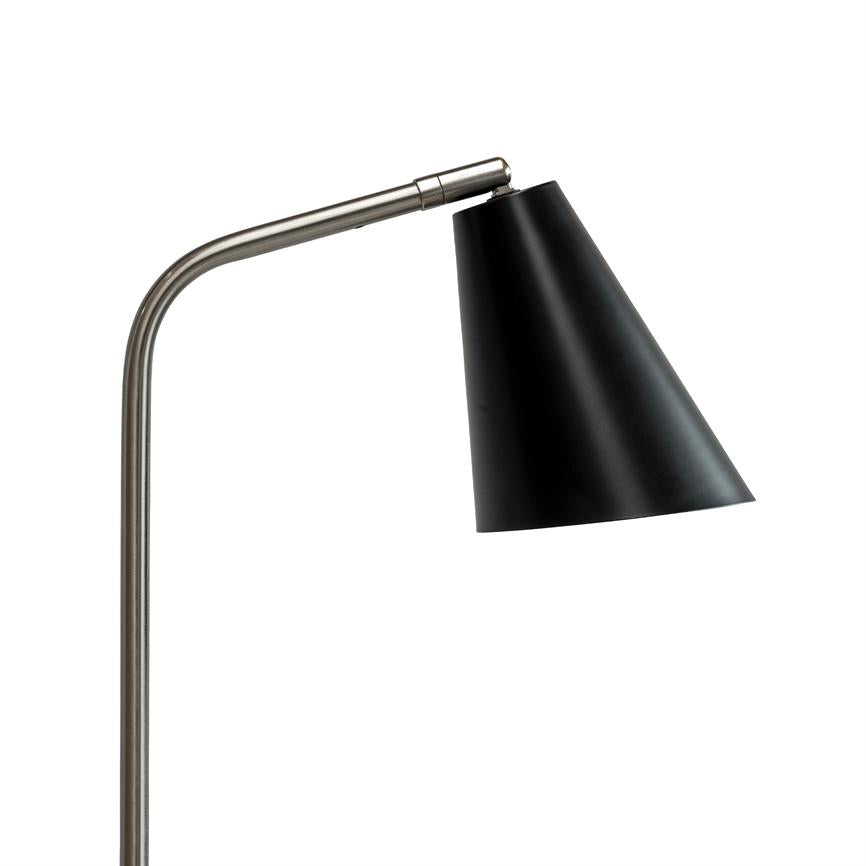 Der schwarze, kegelförmige Lampenschirm zeigt von einem gebogenen Arm aus gebürstetem Stahl nach unten. Einfache, moderne Leselampe vor einem sauberen weißen Hintergrund.