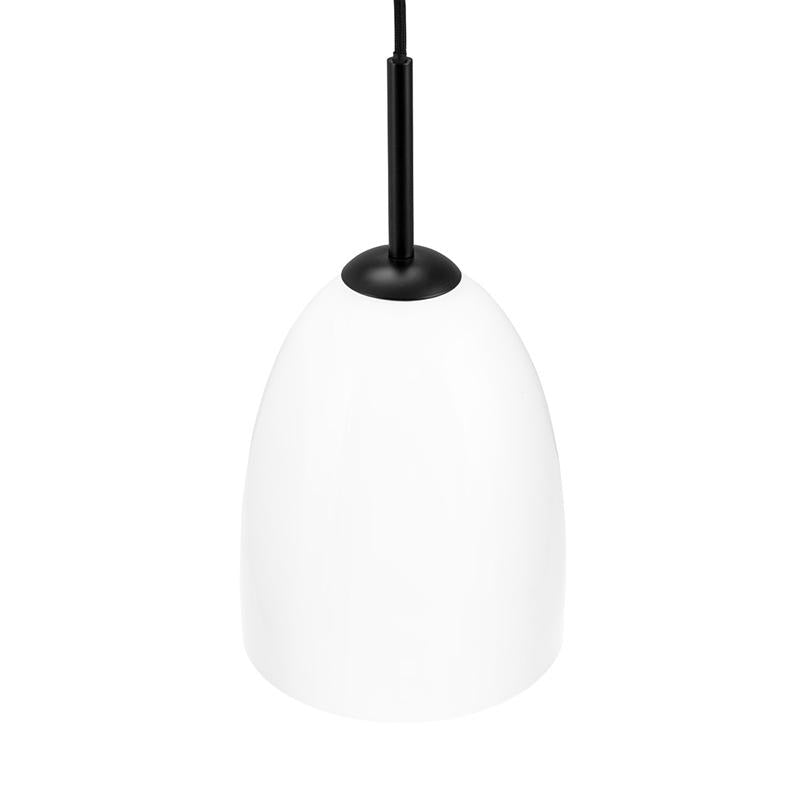 Ein Weißes pendel-Lampe hängt an einer schwarzen Schnur; Der Lampenschirm ist rund, matt und glockenförmig, schlicht und modern im Design vor einem neutralweißen Hintergrund.