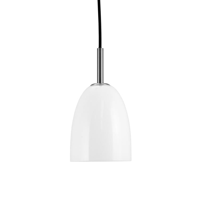 Ein Weißes pendel Lampe hängt an einer schwarzen Schnur an einer silbernen Fassung; Glockenförmiger Paravent vor einheitlichem weißem Hintergrund, schlicht und minimalistisch.