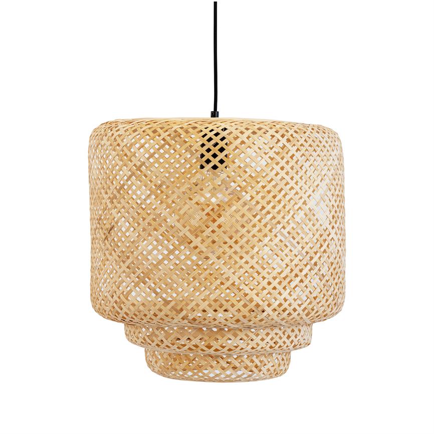 Runder Korbanhänger, der an einer schwarzen Kordel hängt; Offener Bambus mit Kreuzmuster umhüllt die Glühbirne und ist vor einem neutralen weißen Hintergrund zu sehen.