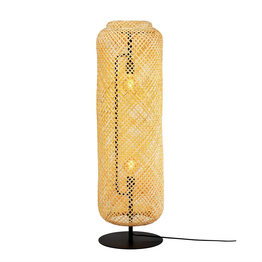 Die hohe zylindrische Korblampe aus Rattan strahlt einen warmen, goldenen Glanz aus; Zwei sichtbare Glühbirnen mit schwarzem Metallsockel und Kabel, vor einem weißen Hintergrund platziert.