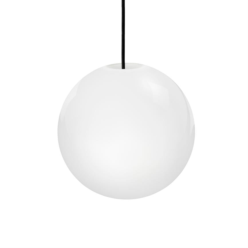 An einer mit schwarzem Stoff ummantelten Kordel hängt eine weiße, kugelförmige Pendelleuchte; Die Lampe ist mattglänzend und schwebt inmitten eines einheitlichen, weißen Hintergrunds.