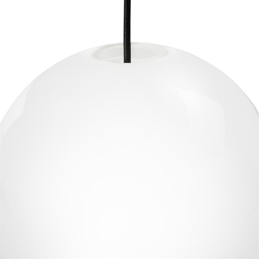 Weiß, glänzend kugelförmig pendel hängt an einer schwarzen Stoffschnur über einem schlichten weißen Hintergrund in einer minimalistischen Umgebung im Studiostil.