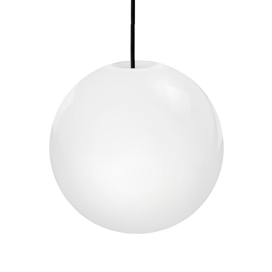Weiß kugelförmig pendel mit glänzender Oberfläche hängt an einer schwarzen Kordel vor einem schlichten weißen Hintergrund.
