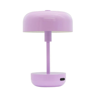 Hellviolette Tischlampe steht aufrecht auf einem dünnen Mittelmast, mit rundem, kuppelförmigen Schirm und rundem Sockel; schlichtes, modernistisches Design auf einem einheitlichen weißen Hintergrund.