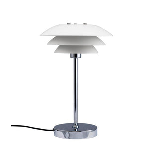 Bordlampe med tre hvide, lagdelte skærme monteret på en slank kromstang; står på rund kromfod med sort ledning, placeret mod en ensartet hvid baggrund.