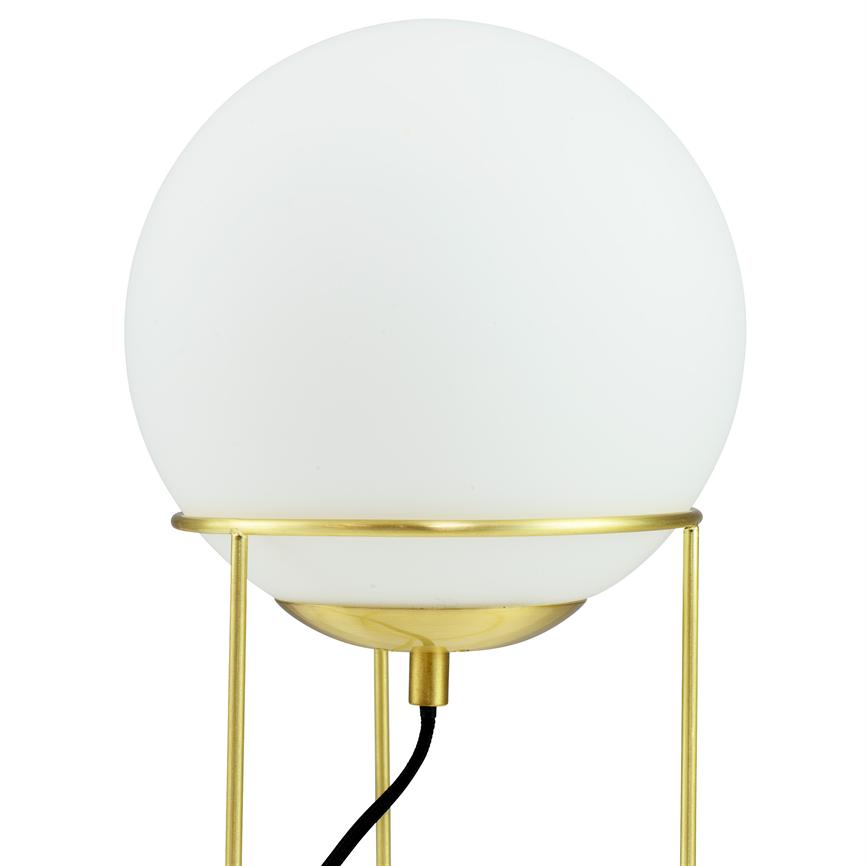 Weißer, runder Lampenschirm ruht in einem goldenen Metallsockel und Ringrahmen; ein schwarzer Draht verläuft nach unten; einfaches, minimalistisches Produktfoto mit weißem Studiohintergrund.