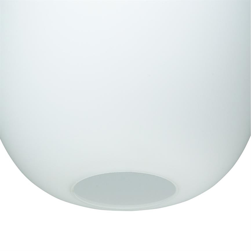 Weißer, kugelförmiger Lampenschirm aus der Nähe; Es hängt mit einer kreisförmigen Öffnung an der Unterseite vor einem neutralen, hellen Hintergrund.