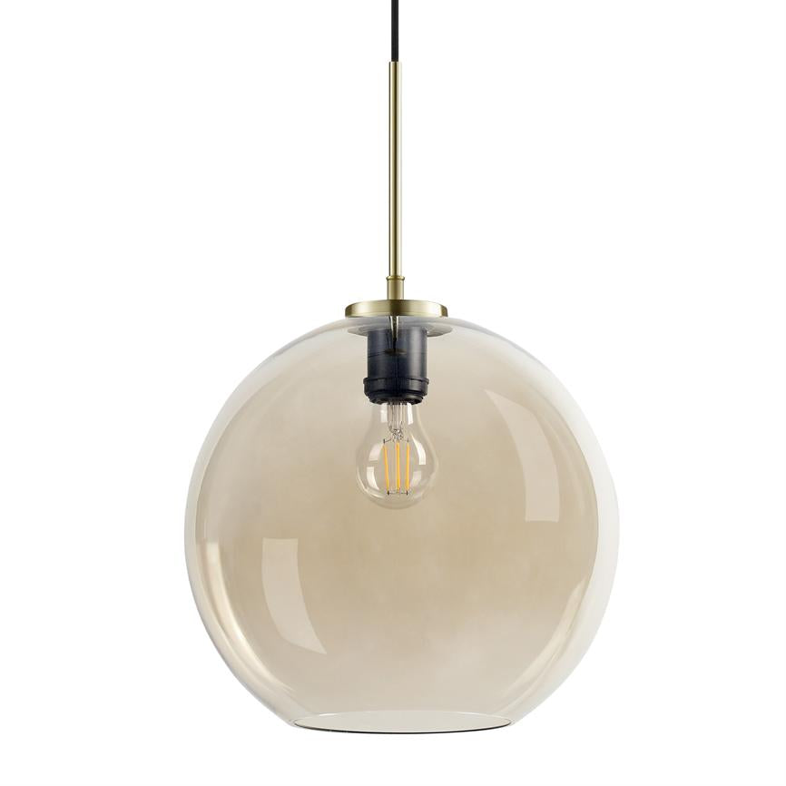 Pendelleuchte hängt an einem schwarzen Kabel; Eine rauchige Glaskugel umhüllt eine freiliegende Glühlampe mit einer Messingfassung, dargestellt vor einem neutralweißen Hintergrund.
