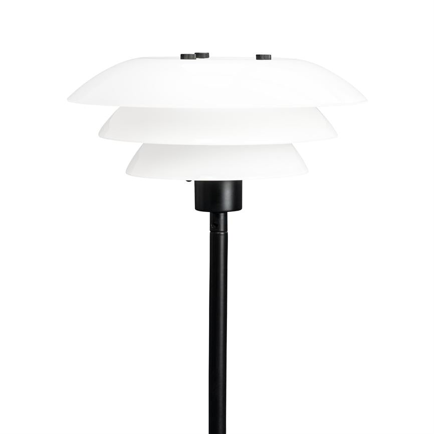 Stehlampenständer mit drei in Schichten gestapelten weißen, schalenförmigen Schirmen; Sie umschließen die Lichtquelle über einem schlanken schwarzen Metallstab vor einem neutralweißen Hintergrund.