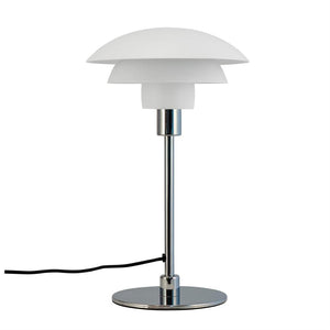 Bordlampe står på en rund kromfod, har en slank kromstang og en tredelt hvid skærm, med sort ledning mod en ensartet hvid baggrund.
