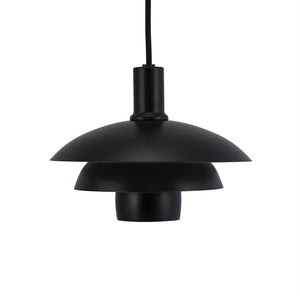 Ein schwarzer pendel-Lampe hängt an einer schwarzen Stoffschnur über einem neutralweißen Hintergrund; Es verfügt über drei abgestufte, scheibenförmige matte Bildschirme in einem modernen, minimalistischen Design.