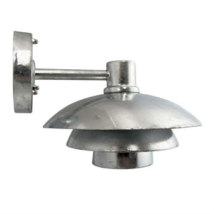 Die Wandleuchte aus silbernem Metall mit dreischichtigen runden Schirmen ist an einem kurzen Arm montiert und zeigt nach unten vor einem neutralweißen Hintergrund.