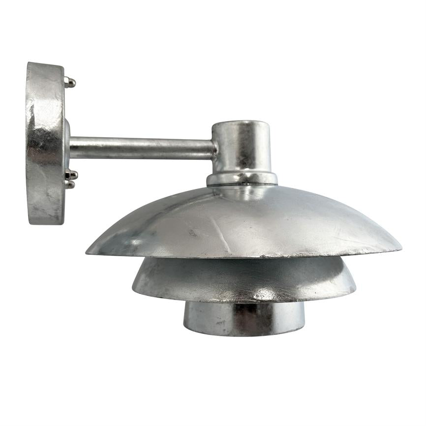 Die Wandleuchte aus silbernem Metall mit dreischichtigen runden Schirmen ist an einem kurzen Arm montiert und zeigt nach unten vor einem neutralweißen Hintergrund.