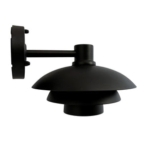Mattschwarze Wandleuchte montiert auf runder Wandhalterung, mit dreischichtigem Schirm, nach unten gerichtet; Der Metallarm hält die Lampe, dargestellt vor einem reinweißen Hintergrund.