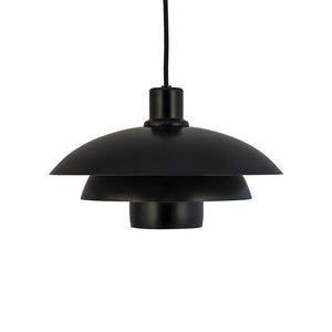 Sort pendellampe hænger i et enkelt sort kabel; tre lagvis, skålformede skærme danner en rund, mat silhuet mod en ensartet hvid baggrund.