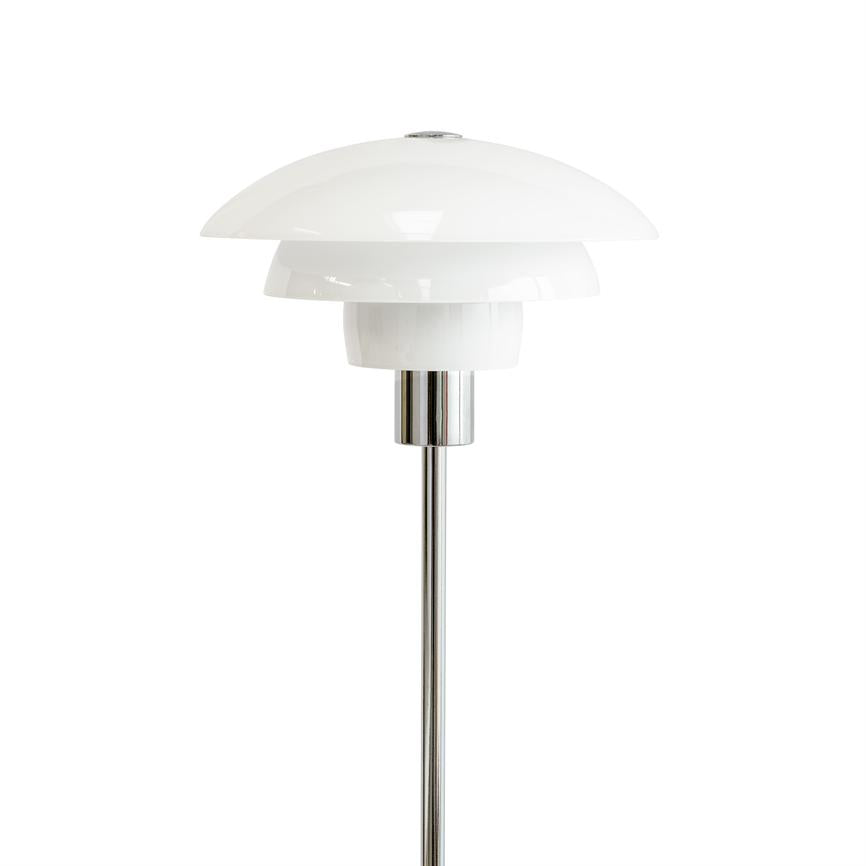 Ein weißer, dreischichtiger runder Lampenschirm, montiert auf einem schlanken Chromstab; Die Lampe steht aufrecht mittig vor einem einheitlichen weißen Hintergrund.