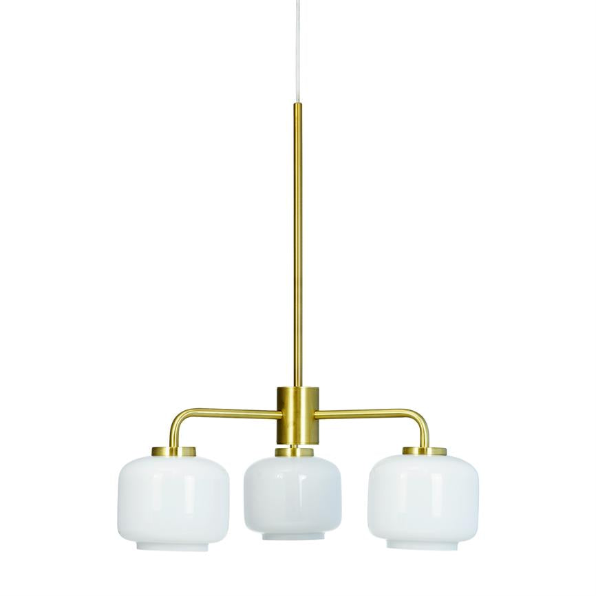 Deckenleuchte hängt mit drei weißen Glaskuppeln in einer goldfarbenen Metallhalterung und streut nach unten gerichtetes Licht; einfach, modern pendel vor einem neutralen, weißen Hintergrund.