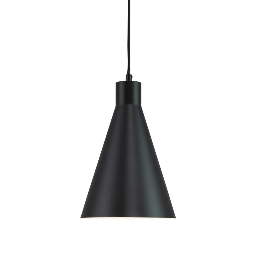 Schwarz konisch pendel- Die Lampe hängt an einer schwarzen Schnur und wirft in einem einfachen, minimalistischen Ausdruck nach unten gerichtetes Licht auf einen klaren, weißen Hintergrund.