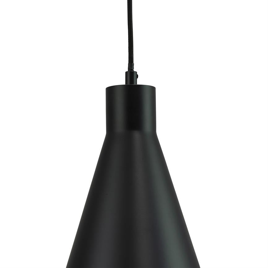En sort, konisk metalpendel hænger i en sort stofledning; lampeskærmen er symmetrisk med mat finish og fotograferet mod en neutral, hvid baggrund.