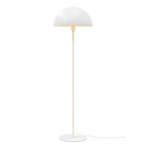 Eine weiße, halbkugelförmige Stehleuchte steht auf einem schlanken Stab und einem runden Sockel; Die Lampe wirft ein weiches, warmes Licht nach unten und steht frei vor einem neutralen, weißen Hintergrund.