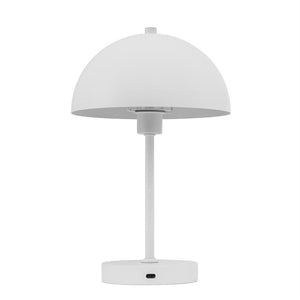 Hvid bordlampe med halvkugleformet skærm, monteret på en slank stang og rund fod med USB-C-port; står centralt mod en neutral hvid baggrund.